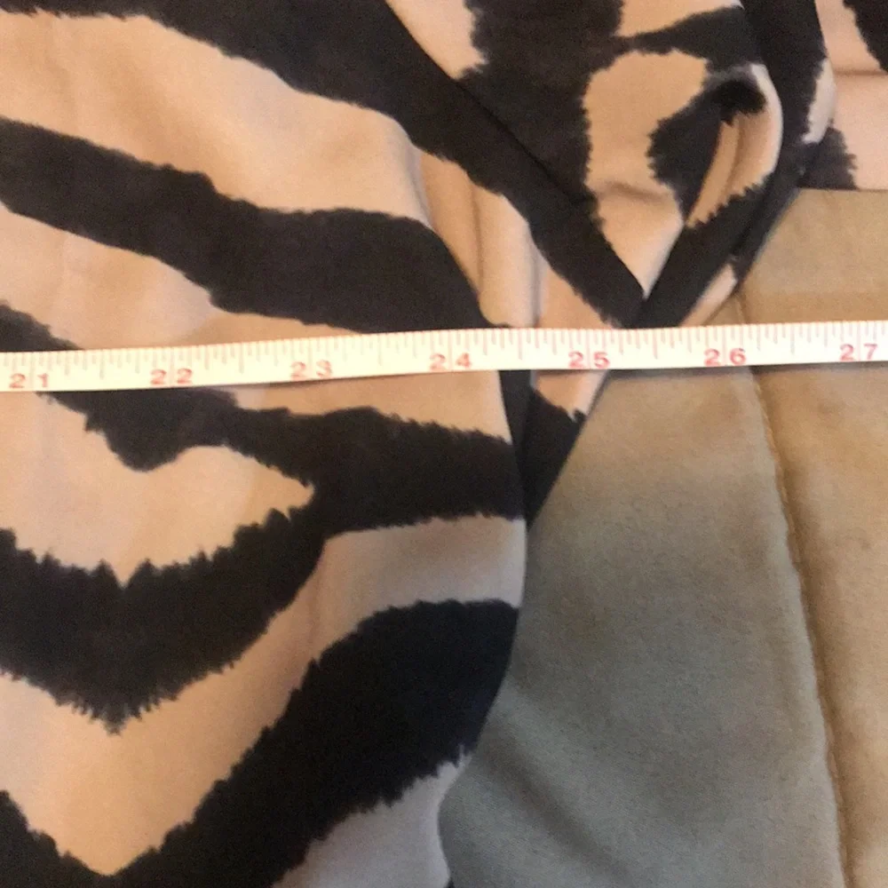 ⭐️Host pick⭐️DG2 animal print dress  with hidden front button closure - Picture 7 of 9